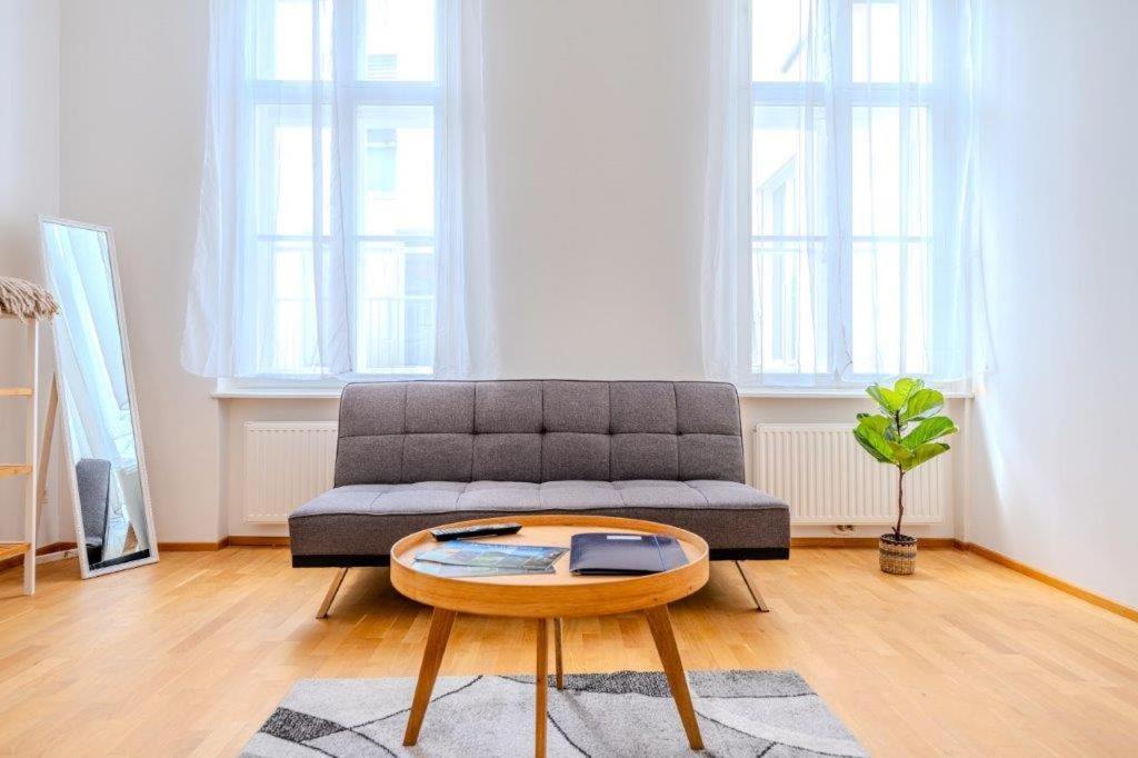 Deluxe Near The Center Apartment *
