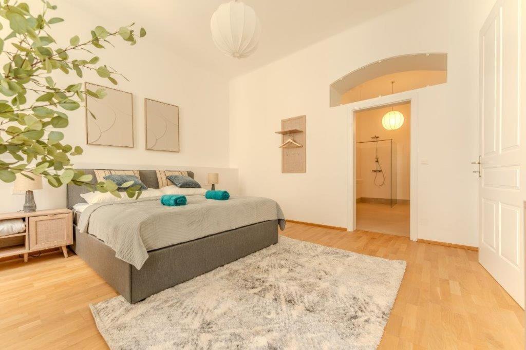 Deluxe Near The Center Apartment *