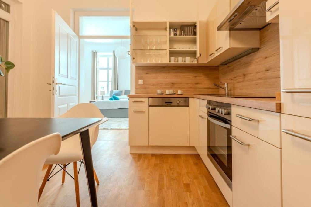 Deluxe Near The Center Apartment *