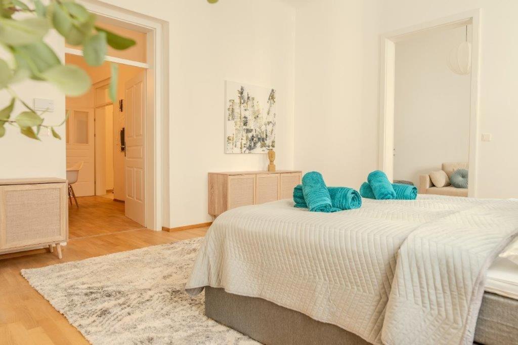 Deluxe Near The Center Apartment *
