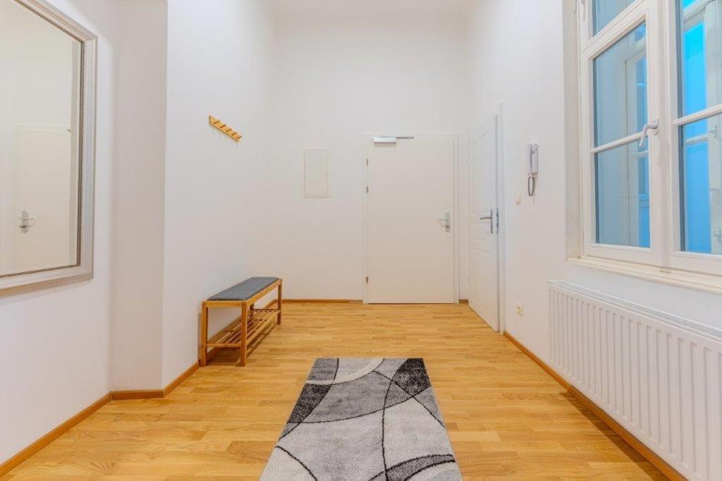 Deluxe Near The Center Apartment *
