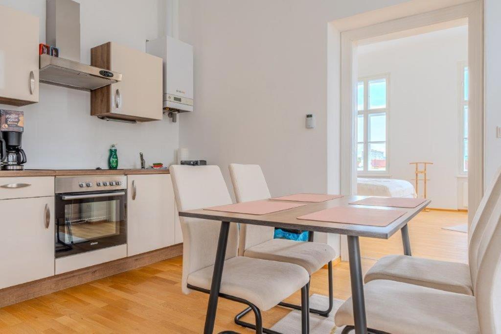 Deluxe Near The Center Apartment *